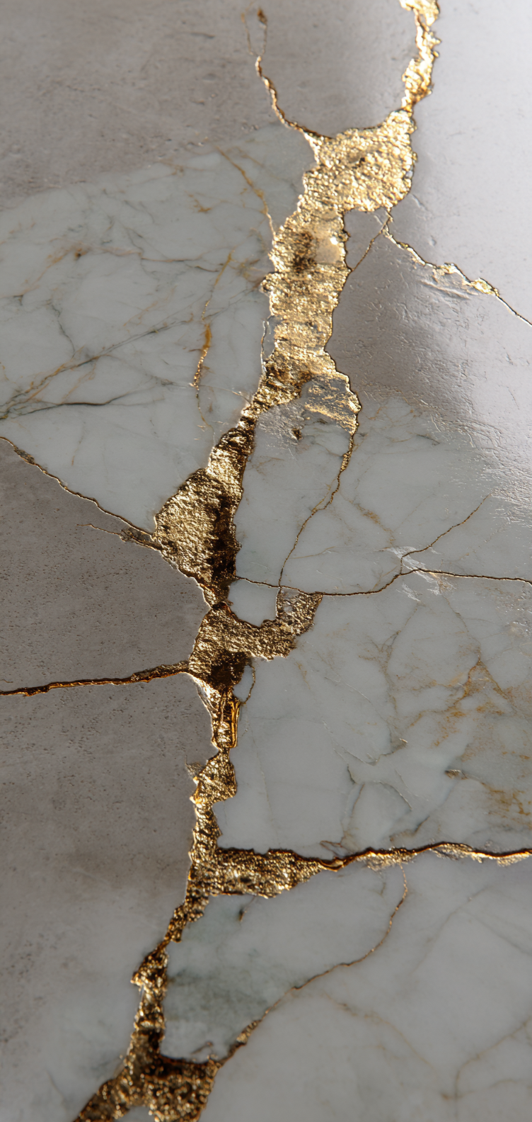 Refined kintsugi detail on bright base